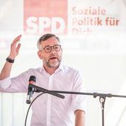 Michael Roth steht am Rednerpult und gestikuliert mit einer Hand. Quelle: Blubb.