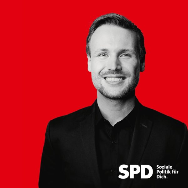 portrait von lennard oehl vor rotem Hintergrund in schwarz-weiß